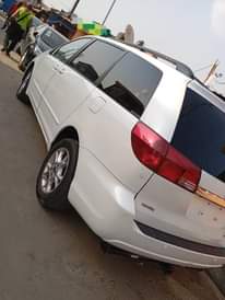 A picture of Toyota Sienna 05