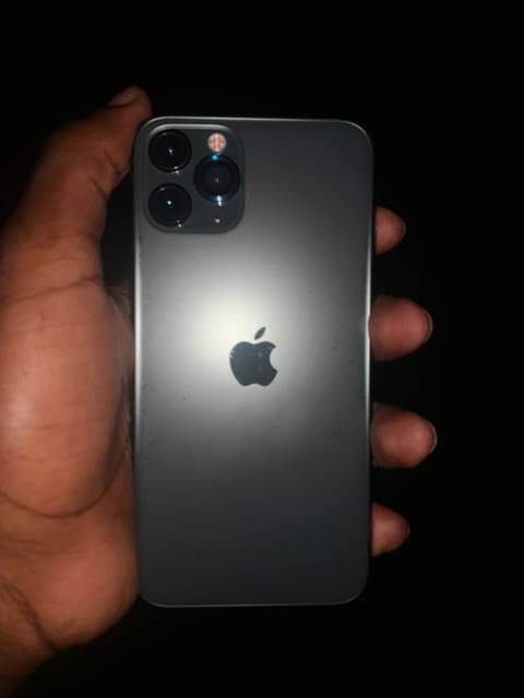 A picture of iPhone 11pro 256 clean