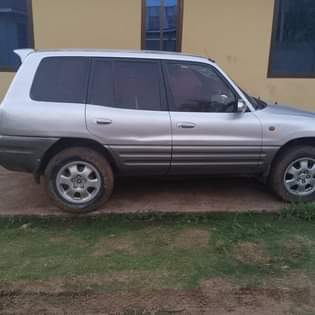 A picture of Ipo sokoni nauza Rav 4 old model Haina shida yeyote