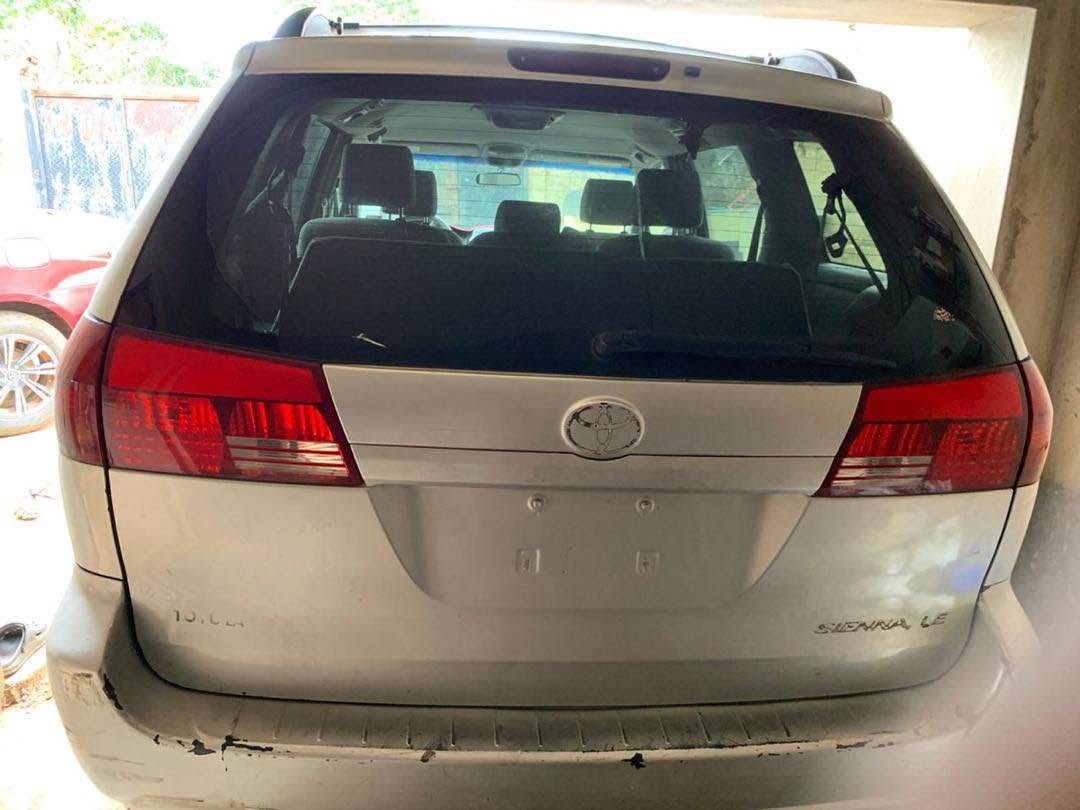 A picture of 2005 TOYOTA SIENNA