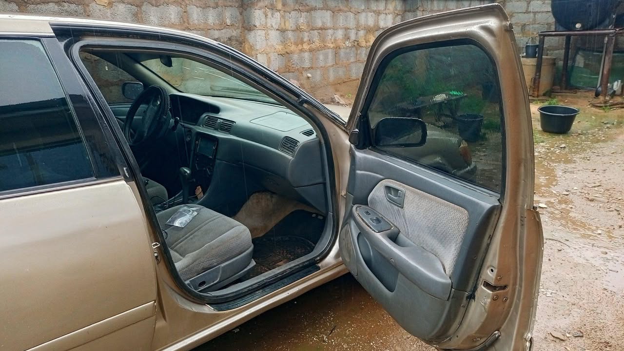 A picture of Toyota Camry big light
