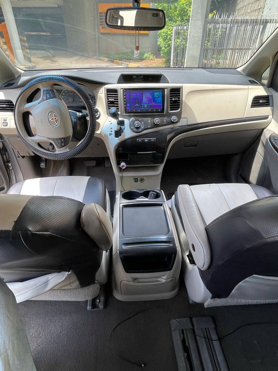 A picture of Toyota Sienna 2010 Clean Register