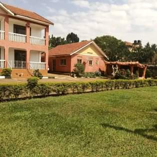 A picture of 4 baths house