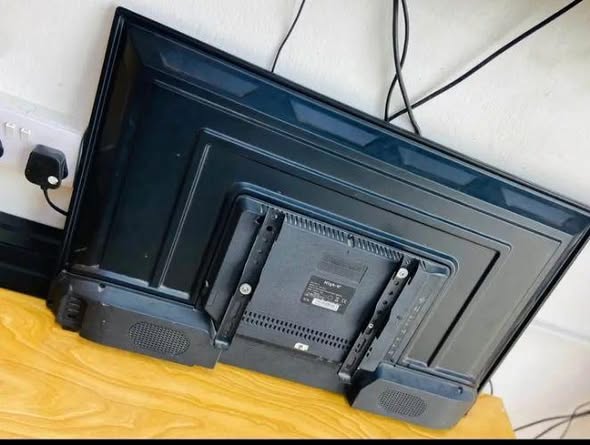 A picture of TV inch 32