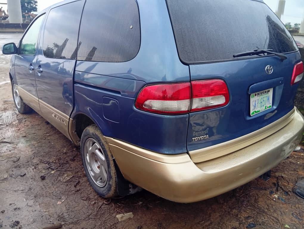 A picture of Fastest finger Belgium grade Toyota Sienna engine and gear untouched