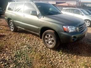 A picture of Few month used 3 seater Toyota highlander Firstbody pan 2005