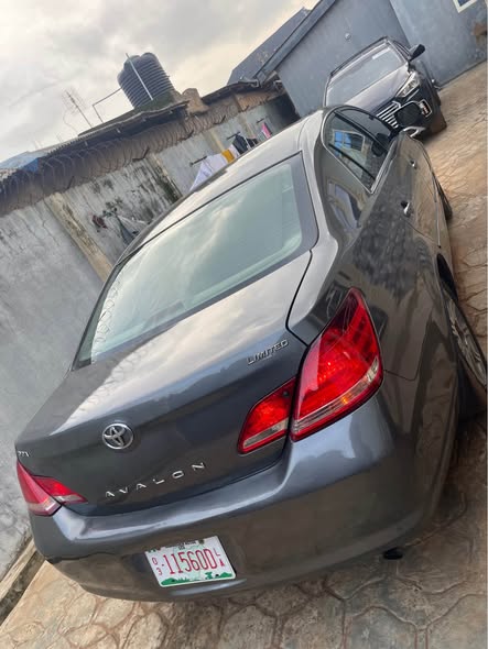 A picture of Toyota Avalon Limited 2006 Neatly used
