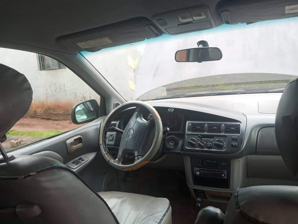A picture of Toyota sienna 2000 2001 model xLE