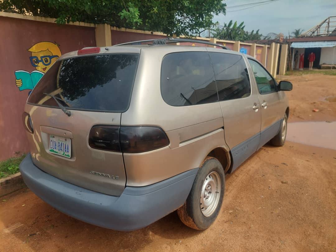 A picture of Toyota sienna