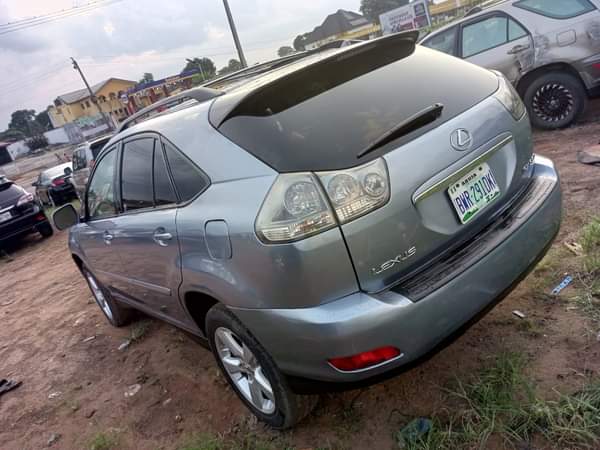 A picture of Over highest grade Lexus RX 330 Everything is intact and