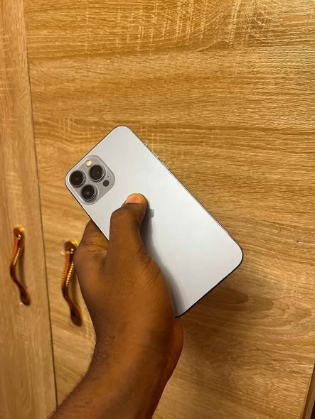 A picture of UK used iPhone 13 pro max 128gb
