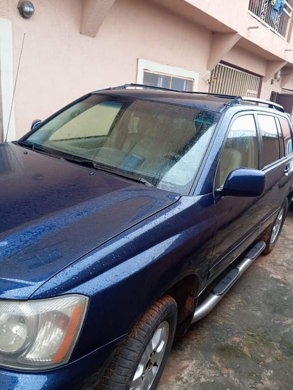 A picture of Toyota Highlander Engine and gear perfect AC is chilling Interior