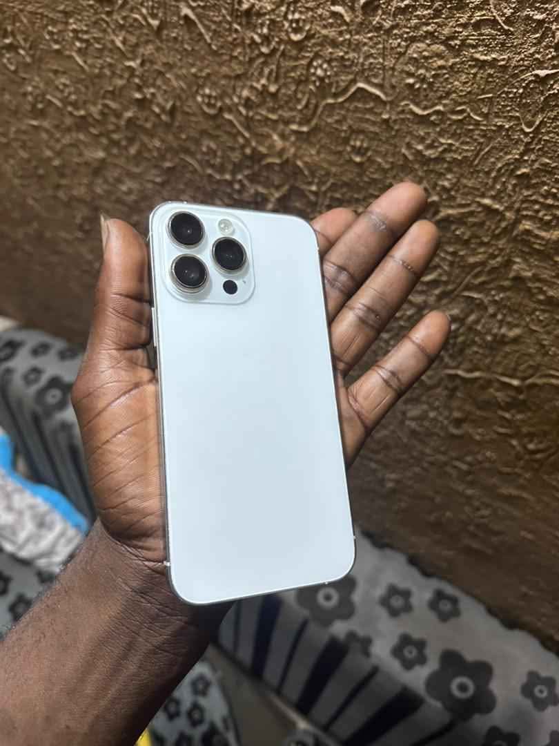 A picture of Super clean iPhone 14promax no repair history of screen or