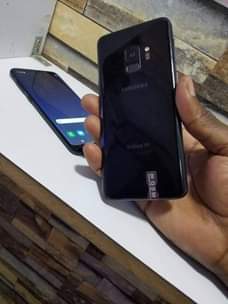 A picture of Samsung Galaxy s9 edge clean with No dot having 64gb