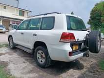 A picture of TOYOTA Landcruiser V8