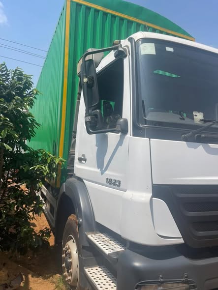 A picture of Cargo truck on quick sale 80m ugx with ssd numbers