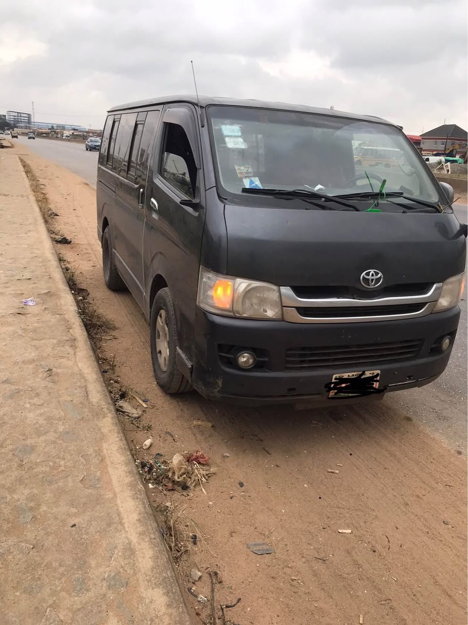 A picture of Toyota Haice bus 2011 on belt first body with full