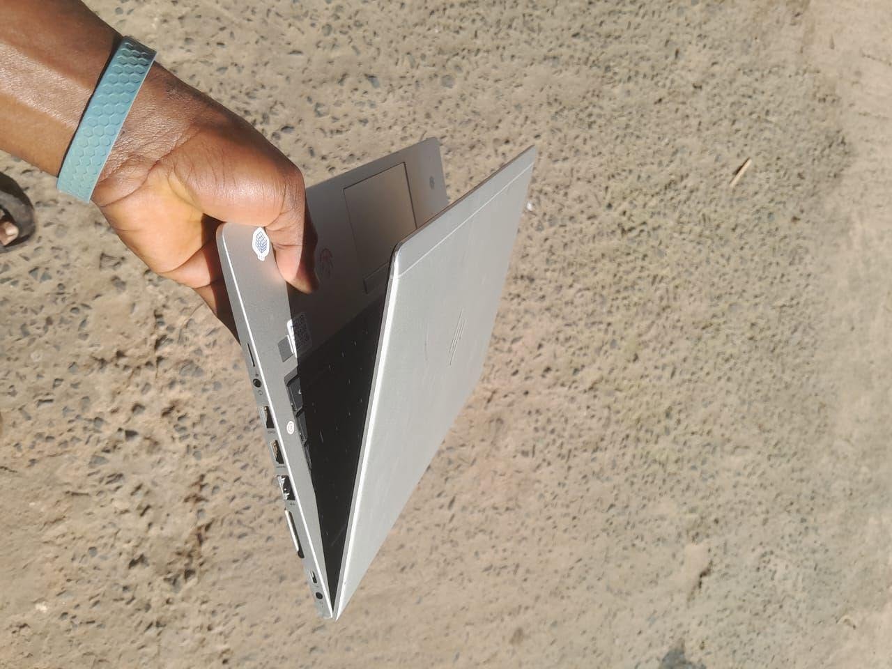 A picture of nicheki chap Niko na hp elitebook core7 ram16 ssd500 840