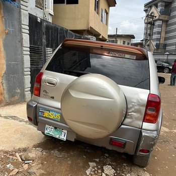 A picture of Toyota Rav 4 2005 First body registered 09066107030 