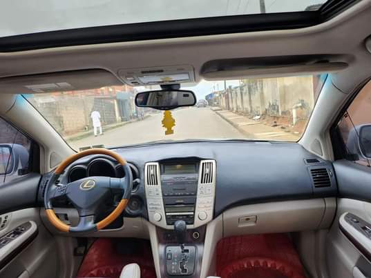 A picture of Lexus RX330