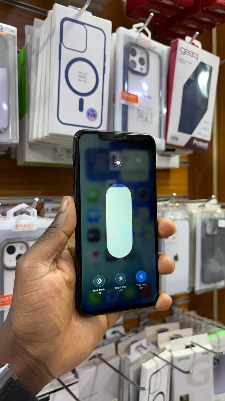 A picture of Iphone 11 pro 256gb Dm only but original screen 700k