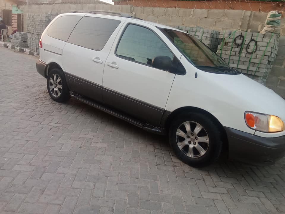 A picture of 2002 Toyota Sienna