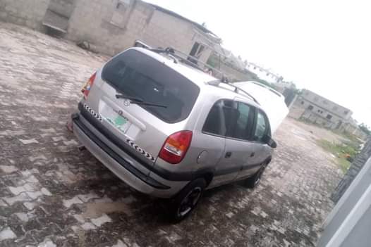 A picture of Opel zafira for sale first Body Engine Gear location.ibeju lekki