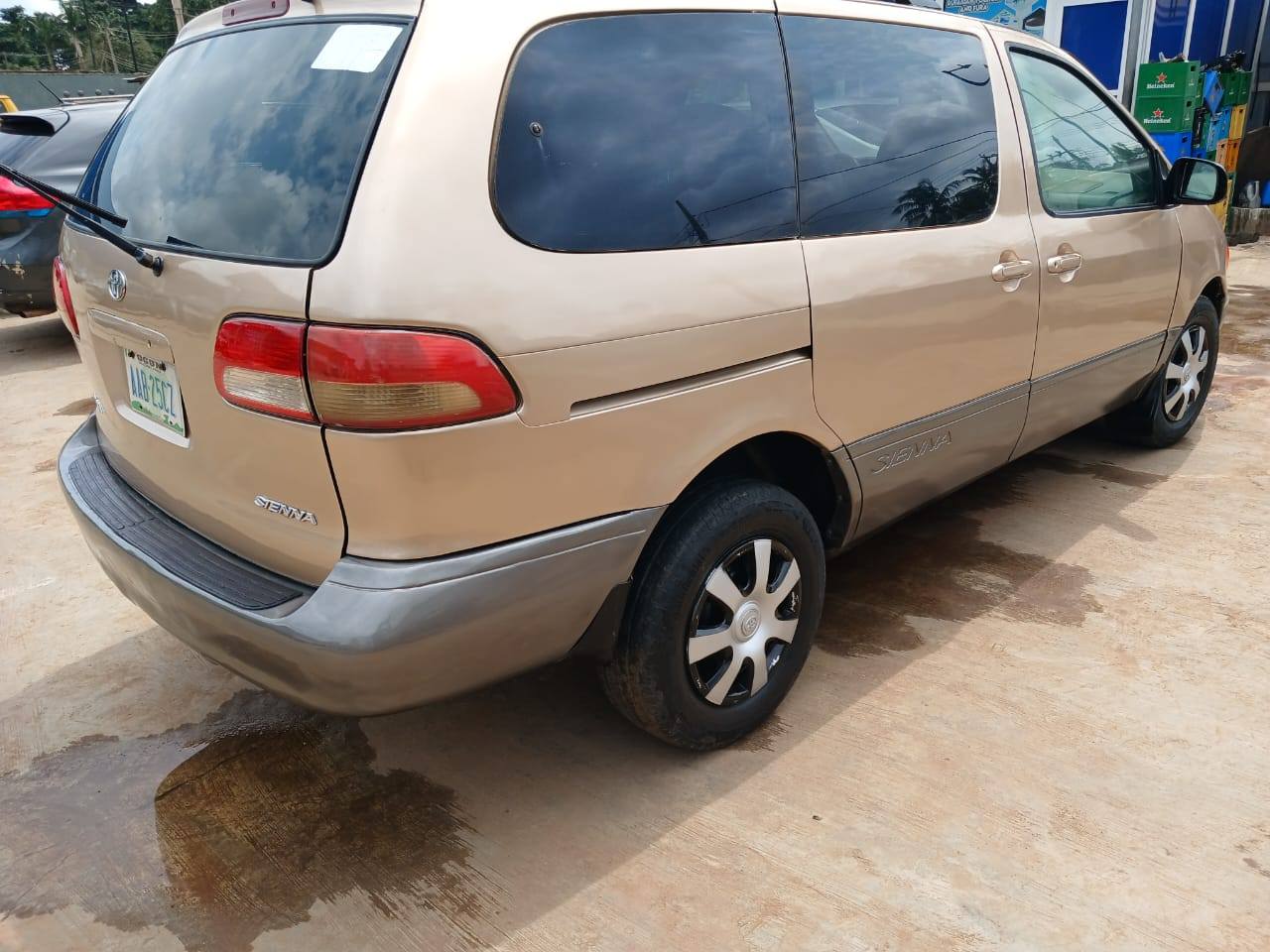 A picture of Toyota Sienna 2002