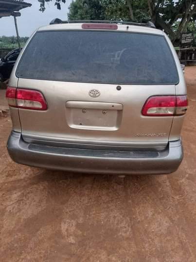 A picture of 1999 Toyota Siena