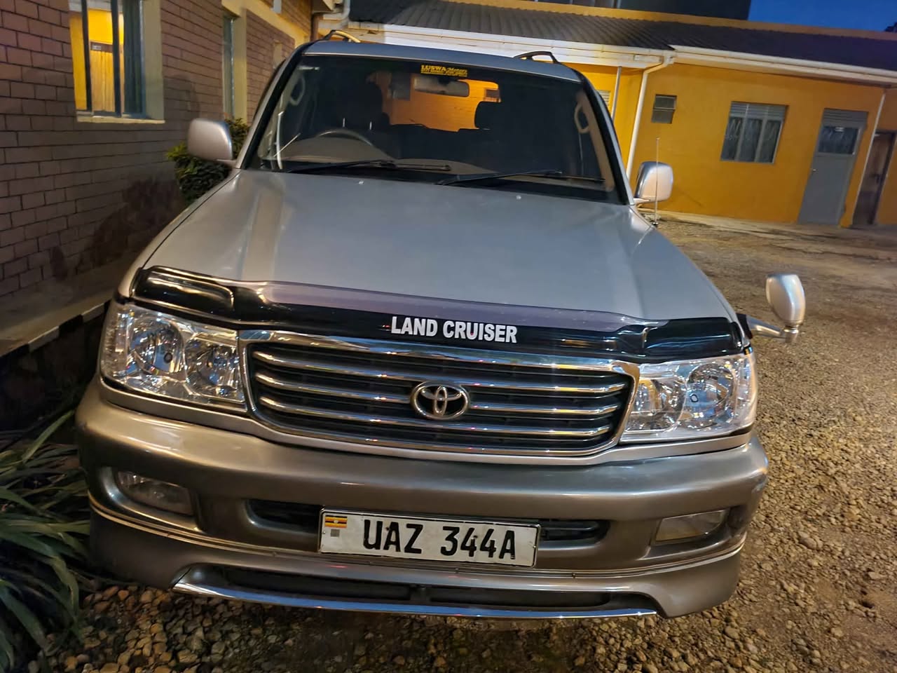 A picture of Toyota land cruiser V8 LC 100 series