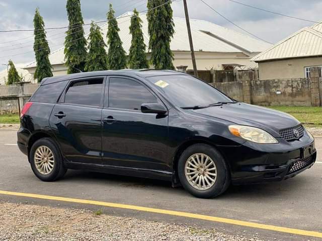 A picture of 2004 Matrix 2004
