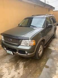 A picture of Ford explorer 2004 model