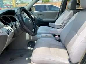 A picture of Very Neat 2005 Toyota Highlander Belgium Grade 3 Seaters Everything