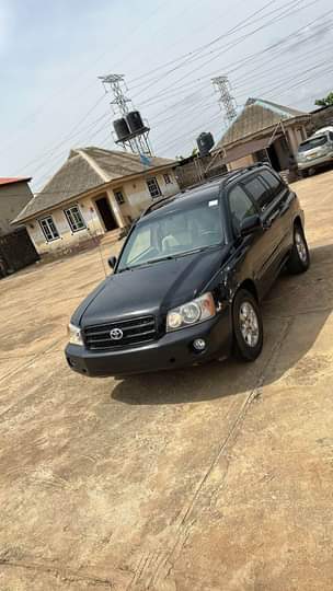 A picture of Very clean Toyota Highlander 04 partly first body pan Barely