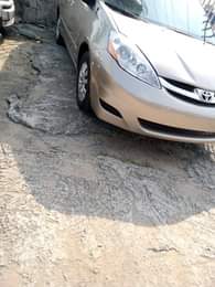 A picture of Toyota sienna 2008 for sale full option price 4 5m