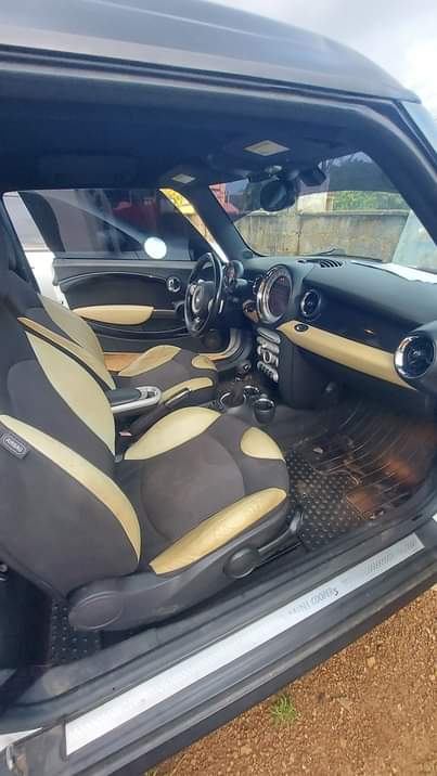 A picture of Mini Cooper 2010 model..................08039788759