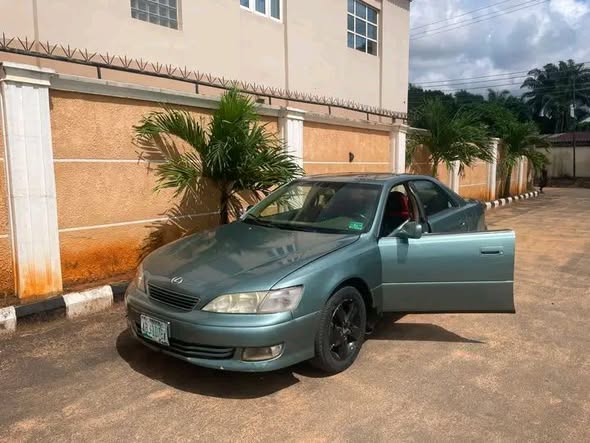 A picture of Lexus ES300