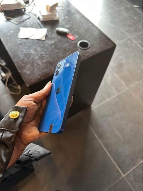 A picture of i phone 12 DM 64 gb