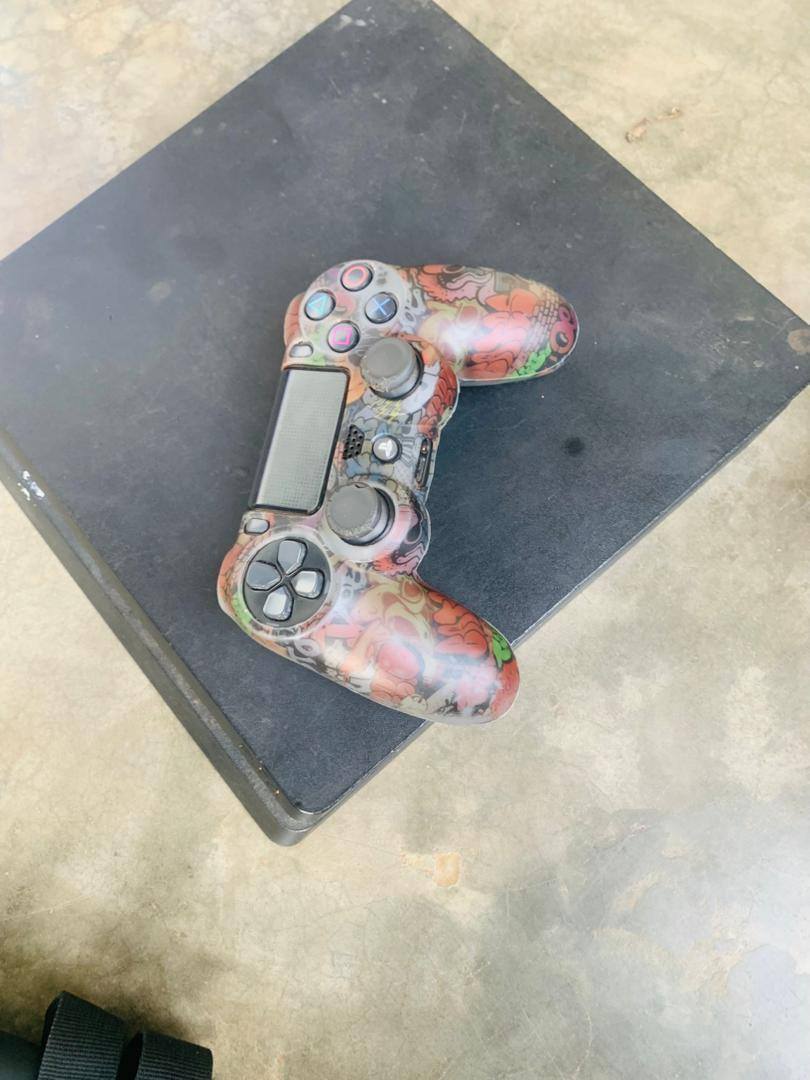A picture of Ps4 slim