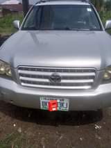A picture of Toyota Highlander 2004 model with sound engine and gear ac