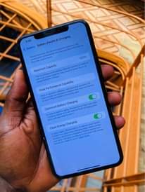 A picture of iPhone 11 Pro Max 256Gb at 880k