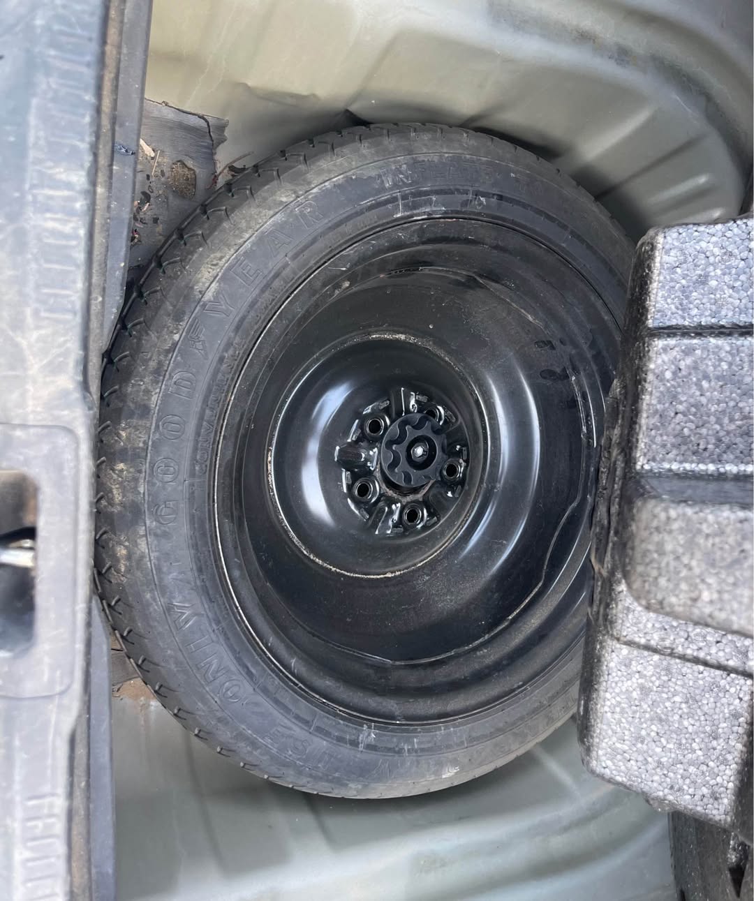 A picture of TOYOTA CAMRY XLE 2013