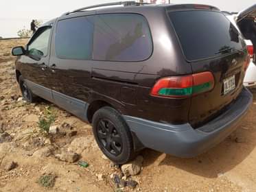 A picture of Toyota Sienna 2001 model 4 sale Clean body and interior