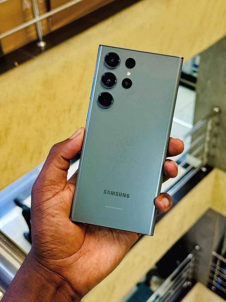 A picture of S23 ultra..at 500k...512gb storage...perfect condition...