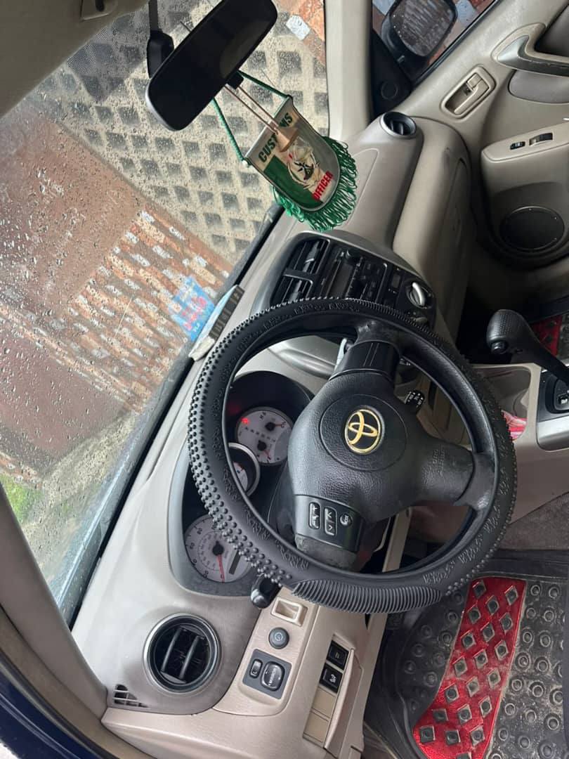 A picture of 2004 Toyota Rav4