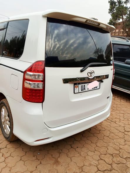 A picture of TOYOTA NOAH SI 2011