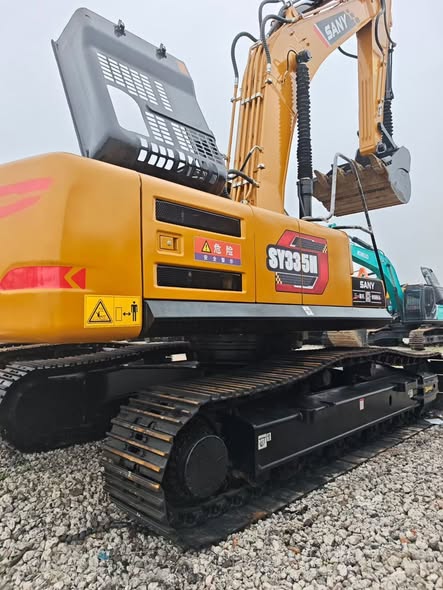 A picture of Used Sino truck and Shacman for Sale 0783822077