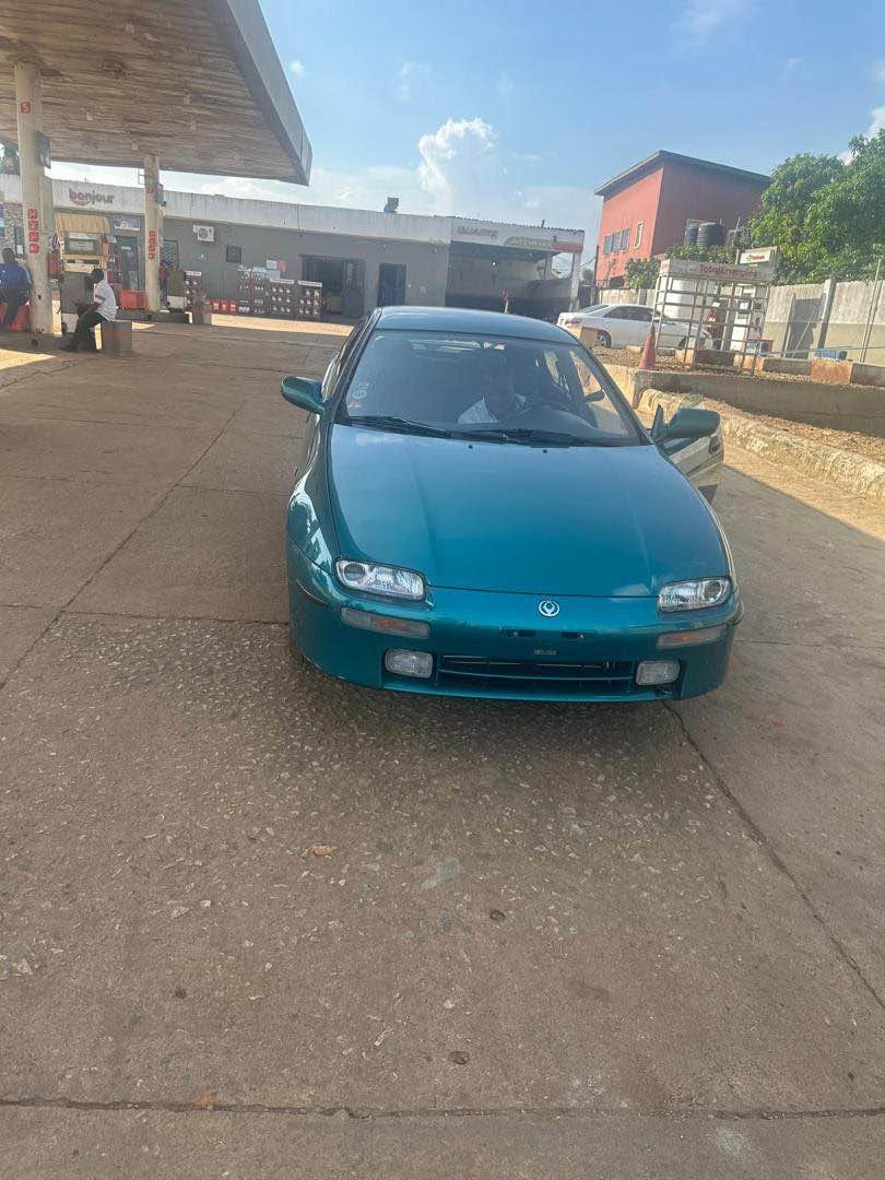 A picture of MAZDA 323F SALON