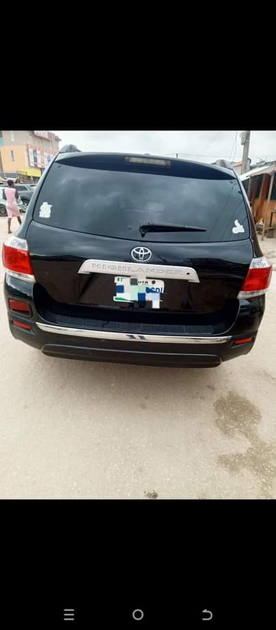 A picture of Toyota Highlander limited edition 3row full option with reverse camera