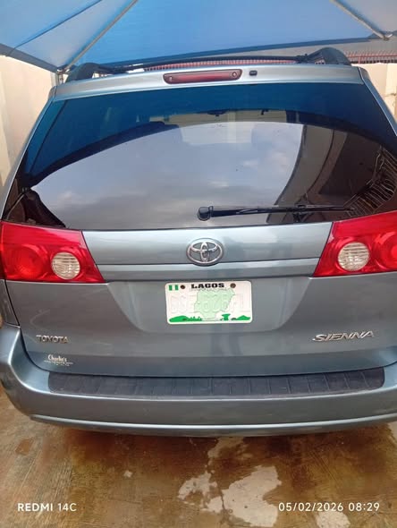 A picture of 2006 Toyota sienna